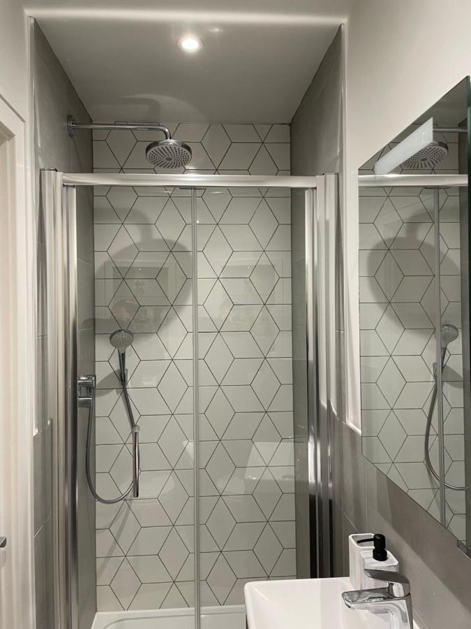 Aeropartment & Aerotel, London Heathrow Airport, Terminal 4, Ev Stations & Cheap Parking On Site! Apartment