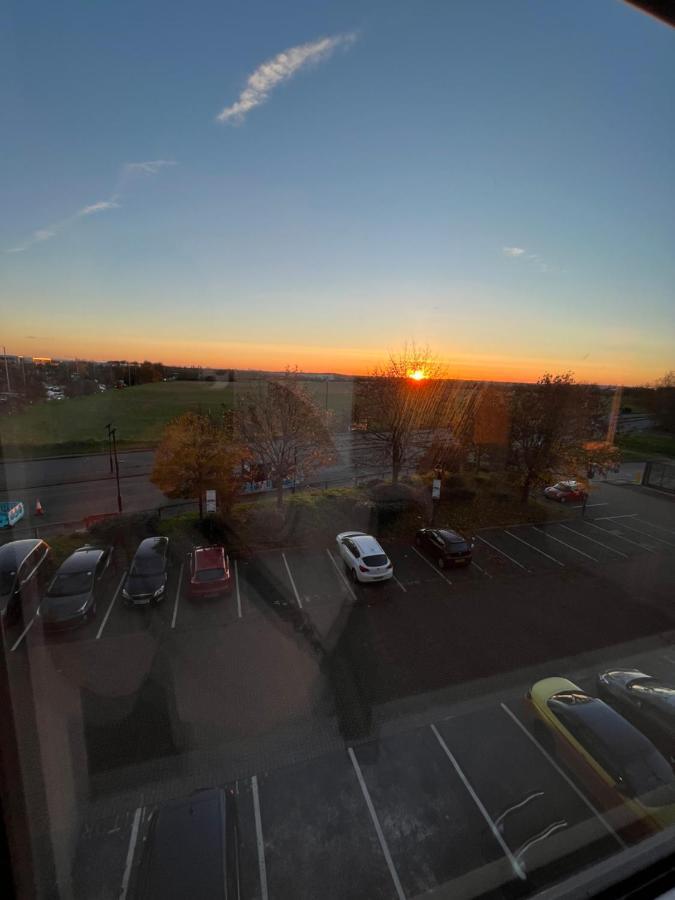 Apartment Aeropartment & Aerotel, London Heathrow Airport, Terminal 4, Ev Stations & Cheap Parking On Site! *