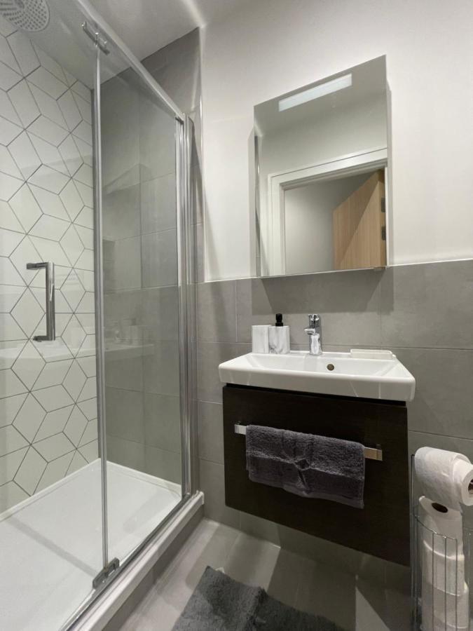 Apartment Aeropartment & Aerotel, London Heathrow Airport, Terminal 4, Ev Stations & Cheap Parking On Site! *