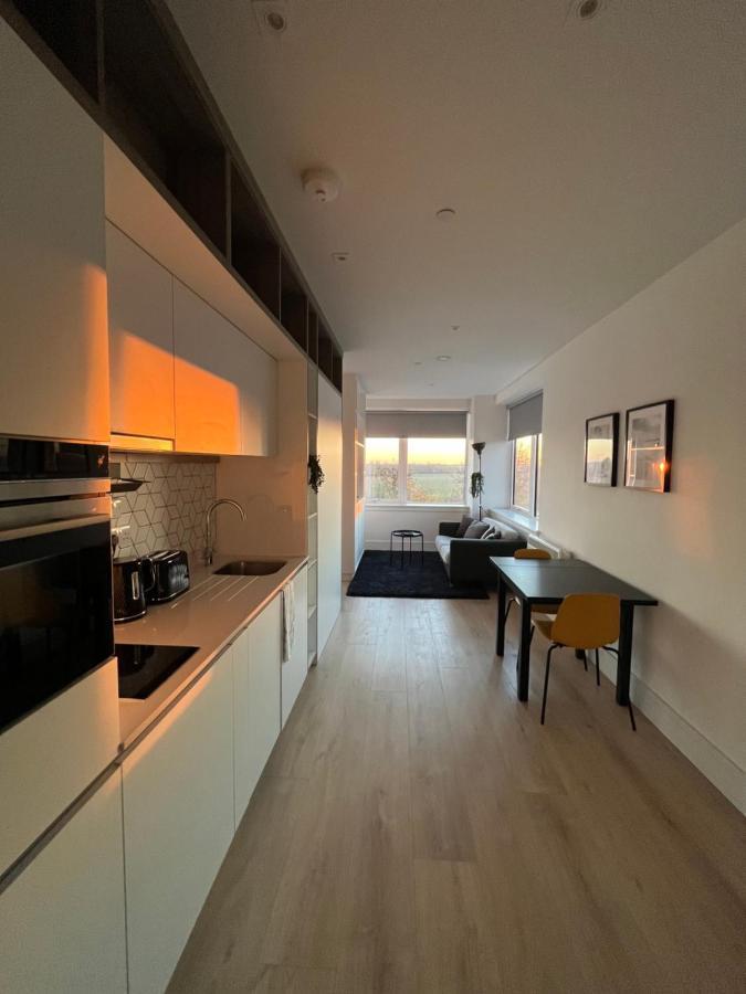 Aeropartment & Aerotel, London Heathrow Airport, Terminal 4, Ev Stations & Cheap Parking On Site! Apartment *