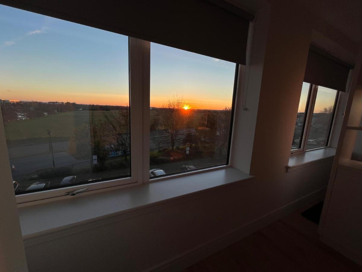 Apartment Aeropartment & Aerotel, London Heathrow Airport, Terminal 4, Ev Stations & Cheap Parking On Site! Hillingdon