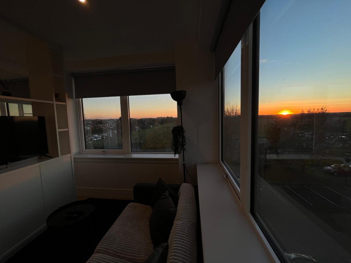 Aeropartment & Aerotel, London Heathrow Airport, Terminal 4, Ev Stations & Cheap Parking On Site! Apartment