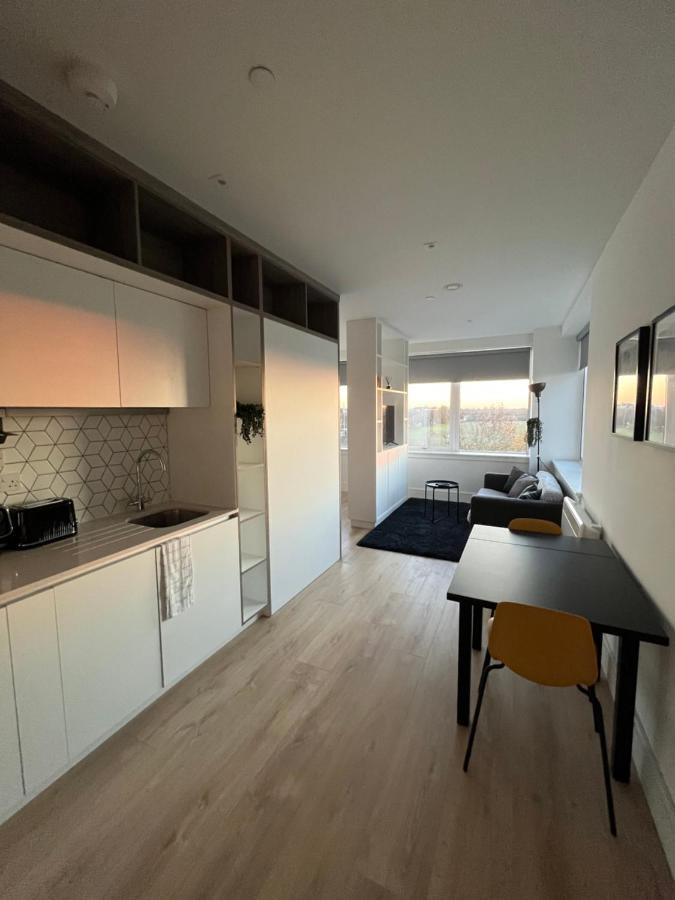 Apartment Aeropartment & Aerotel, London Heathrow Airport, Terminal 4, Ev Stations & Cheap Parking On Site! Hillingdon