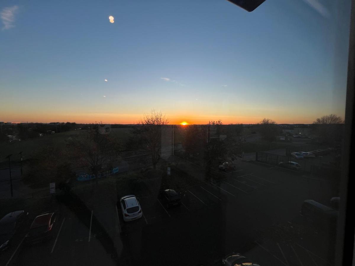 Apartment Aeropartment & Aerotel, London Heathrow Airport, Terminal 4, Ev Stations & Cheap Parking On Site! *