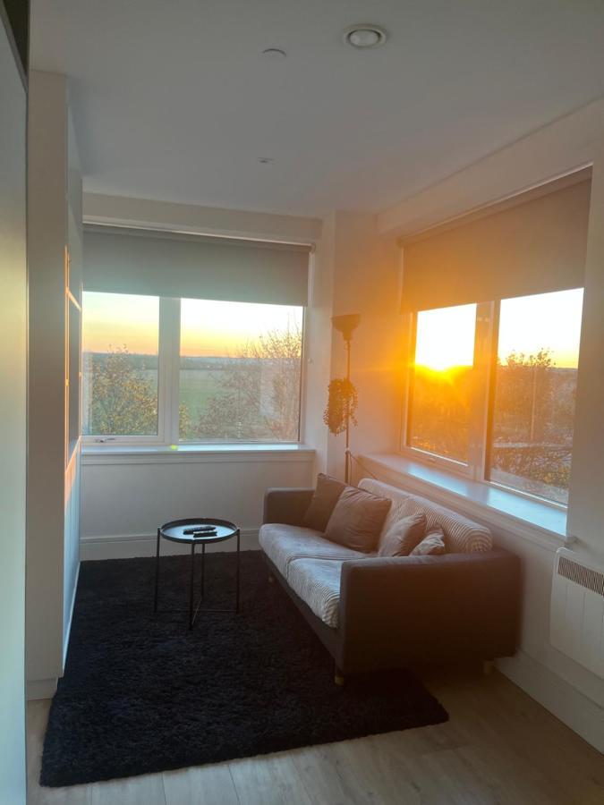 Aeropartment & Aerotel, London Heathrow Airport, Terminal 4, Ev Stations & Cheap Parking On Site! Apartment