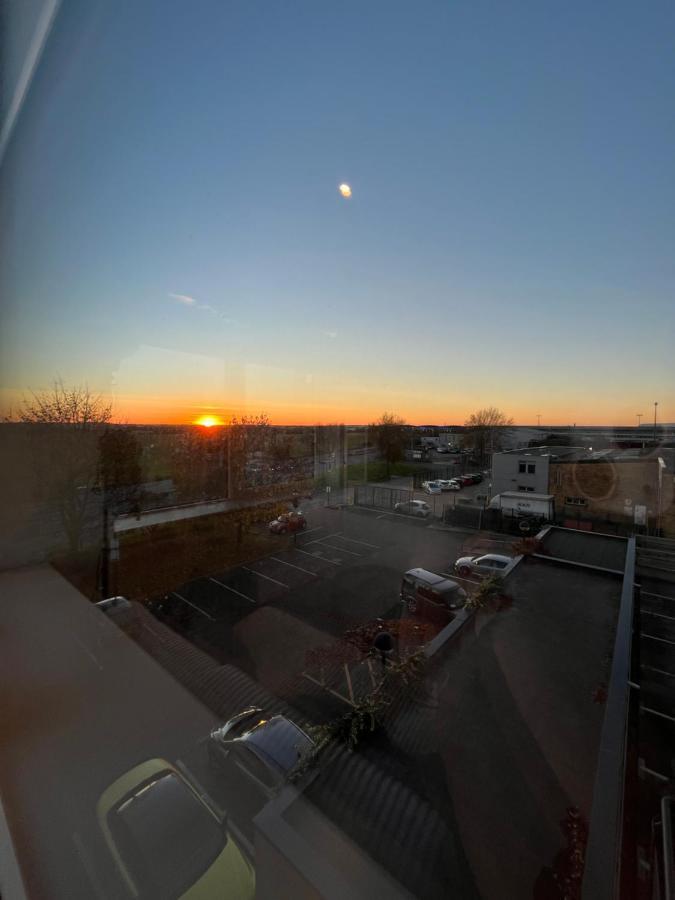 Aeropartment & Aerotel, London Heathrow Airport, Terminal 4, Ev Stations & Cheap Parking On Site! Apartment *